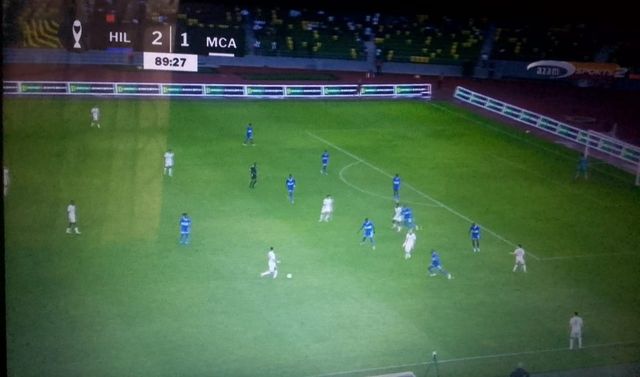 Reduced to ten men, Al Hilal dropped into a compact 5-3-1 defensive block, sealing off central channels and denying MC Alger any ability to progress through the middle.